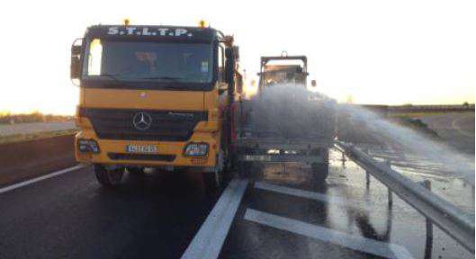 Le camion benne a servi de protection en cas d'explosion.
