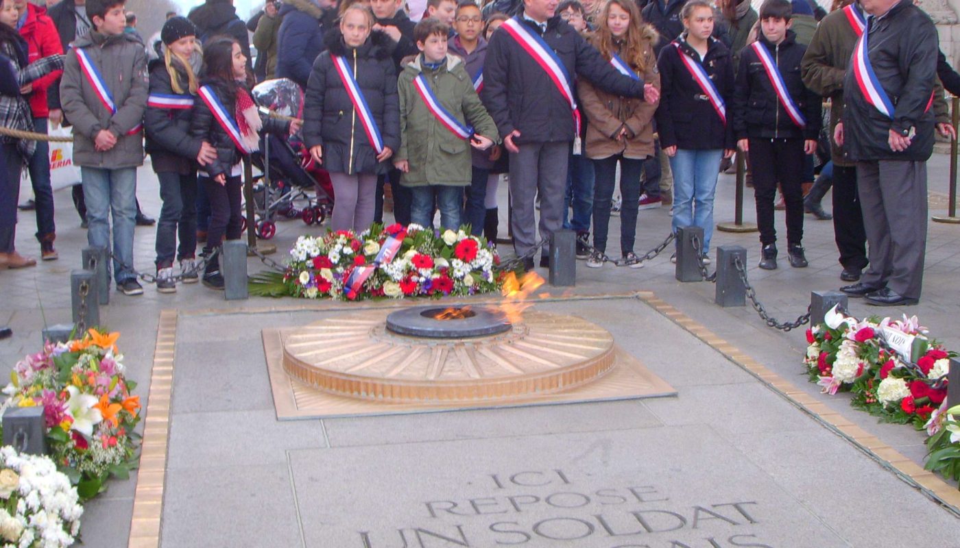 Charny, les enfants du conseil municipal à l'Arc de Triomphe