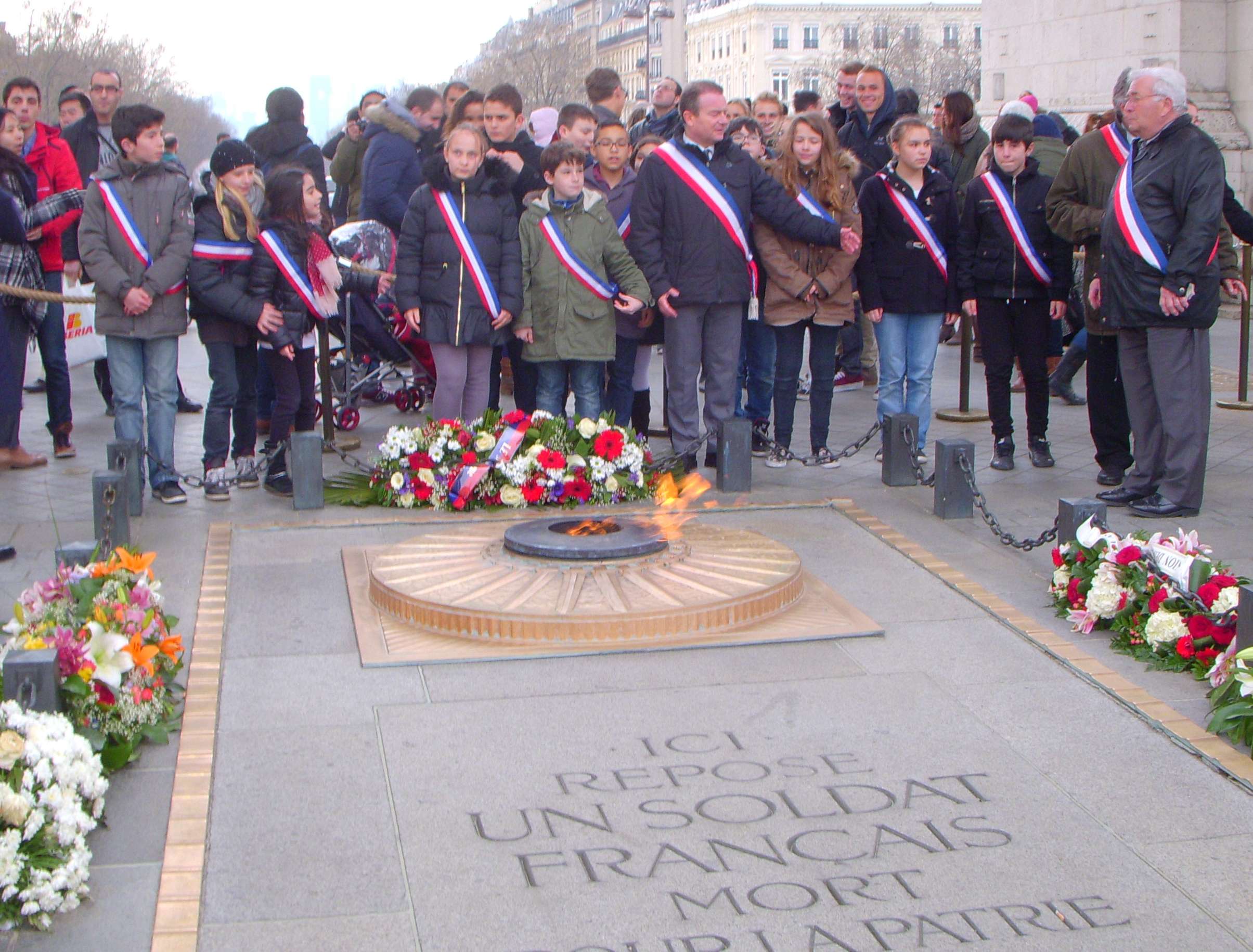 Charny, les enfants du conseil municipal à l'Arc de Triomphe