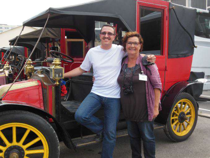 Brice Bellier devant son taxi historique avec Danièle Gioli, arrière petite-fille d'Etienne Germain