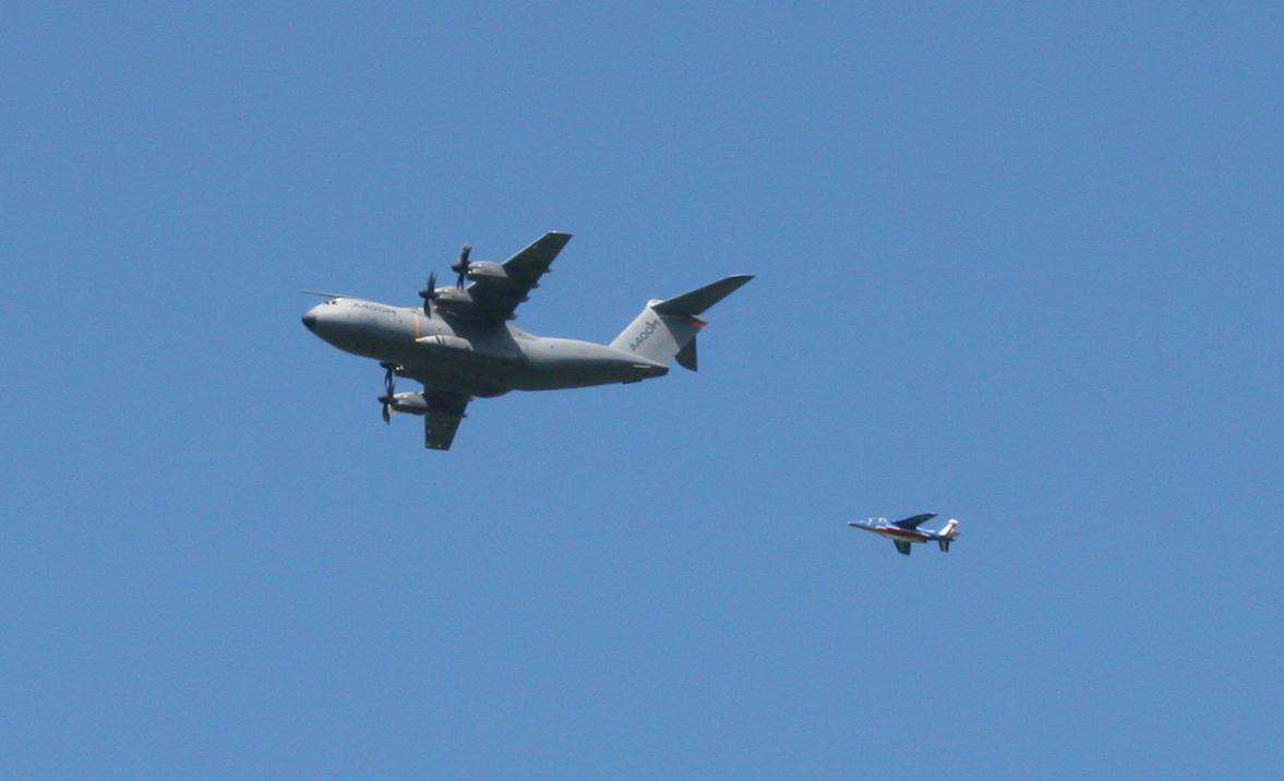 L'A 400 M accompagné d'un Alphajet de la patrouille de France. Envoyé par Jojo du Mesnil, du Mesnil-Amelot.