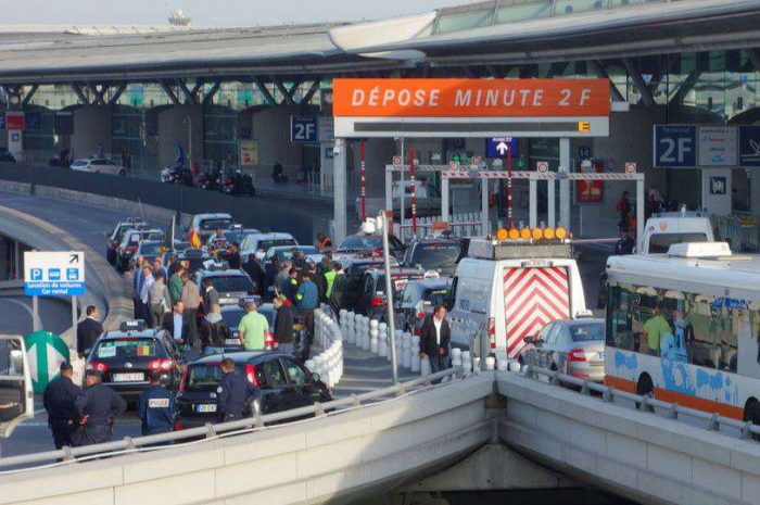 Routes bloquées  ► La manif de l’interco s’est ajoutée à la grève des taxis
