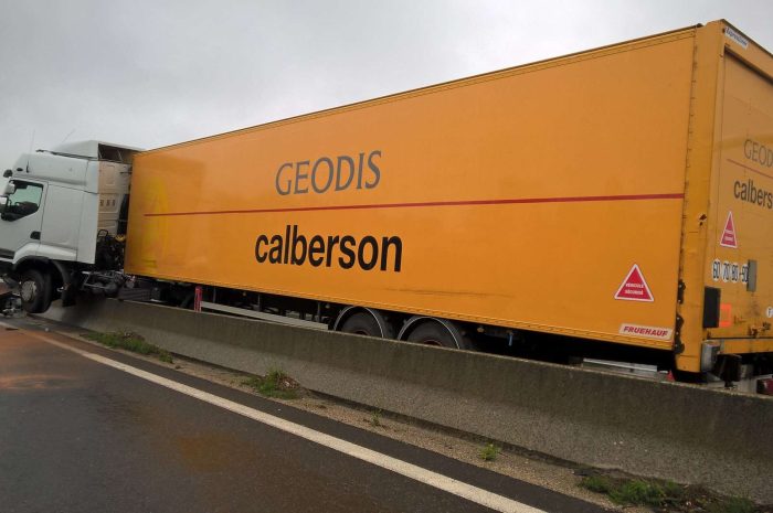 Dammartin-en-Goële ► Un poids lourd en équilibre sur la RN2