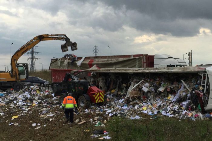 Villenoy ► Un camion renversé dans un rond point