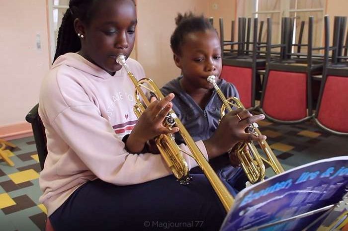 Crouy-sur-Ourcq ► A l’école de musique de Bernard Ménil, Aïda et Jana pratiquent la trompette « croisée » [Vidéo]