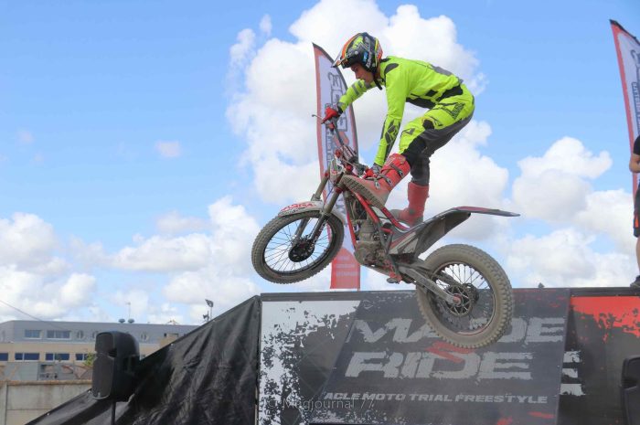 Meaux ► Les pilotes de motocross de Made2ride ont fait le show à Sportissimeaux [Vidéo]