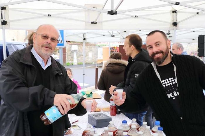 Varreddes ► Marché rural : on a tiré deux cent quarante litres de jus de pomme [Vidéo]