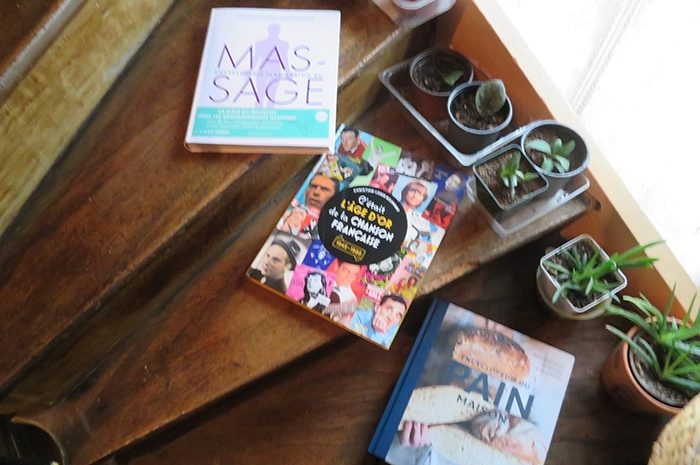 Idées de lecture ► Le coin des beaux livres avec l&rsquo;encyclopédie du pain, le massage, l&rsquo;âge d&rsquo;or de la chanson