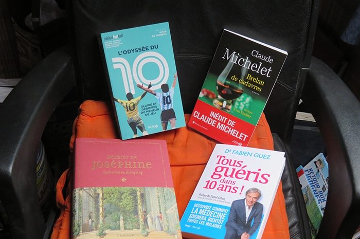 Idées de lecture ► L&rsquo;herbe au centre : foot, herbier, brelan de cadavres et livre de médecine