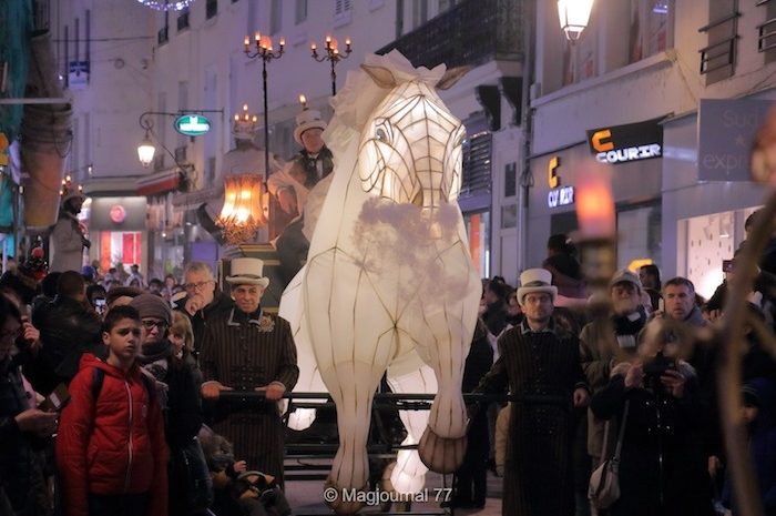 Meaux ► Parade nocturne : un spectacle sous le thème du bal [Vidéo]