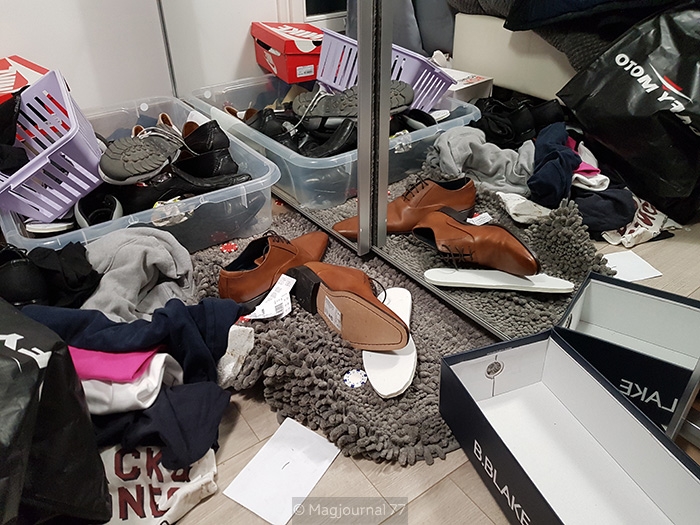Les cambrioleurs ont fouillé les armoires dans les chambres et jeté les affaires sur le sol.