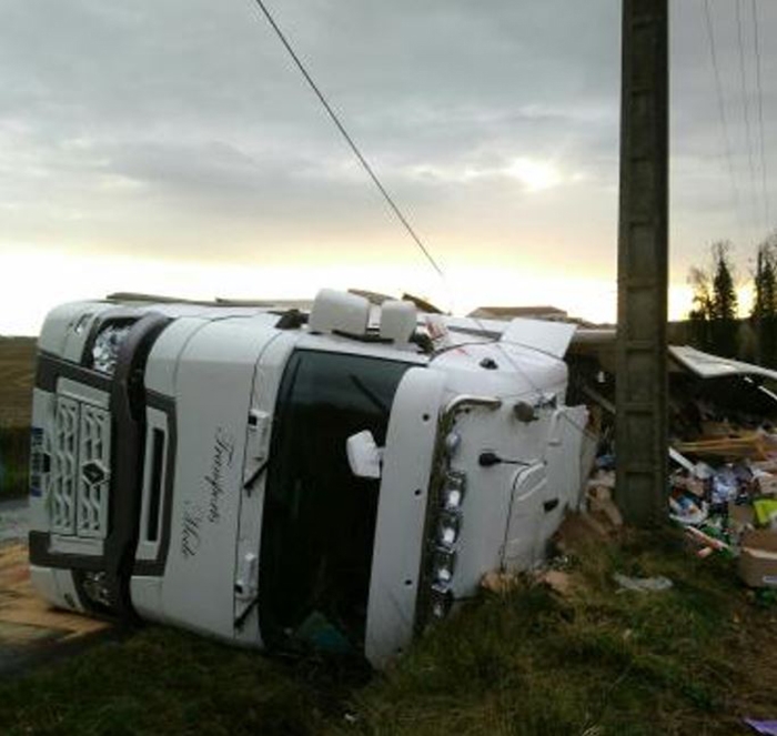 Ce matin, le camion a percuté un poteau téléphonique et a déversé son chargement dans un champ.