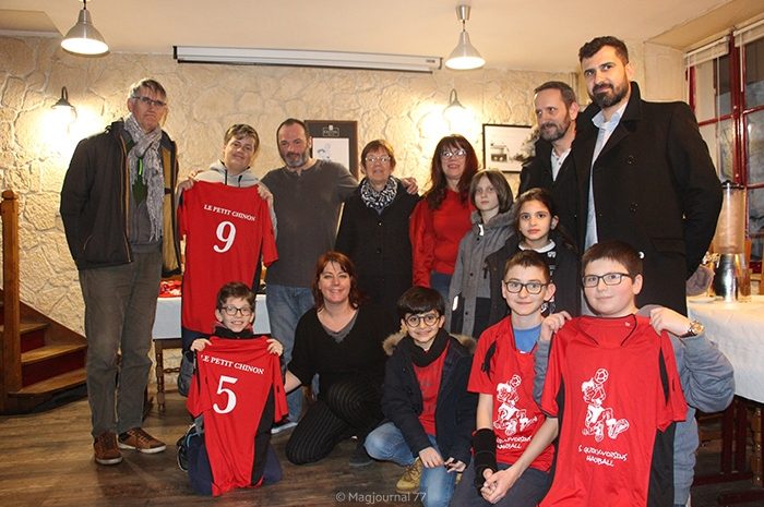 Quincy-Voisins ► Le restaurant Le Petit Chinon a offert les tenues officielles des jeunes du club de hand [Vidéo]