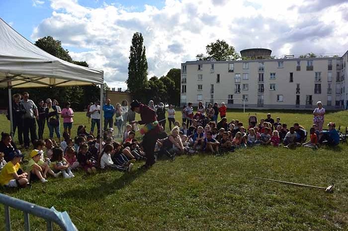 Lizy-sur-Ourcq ► La compagnie Royal Boui Boui s&rsquo;est produite au pied des immeubles