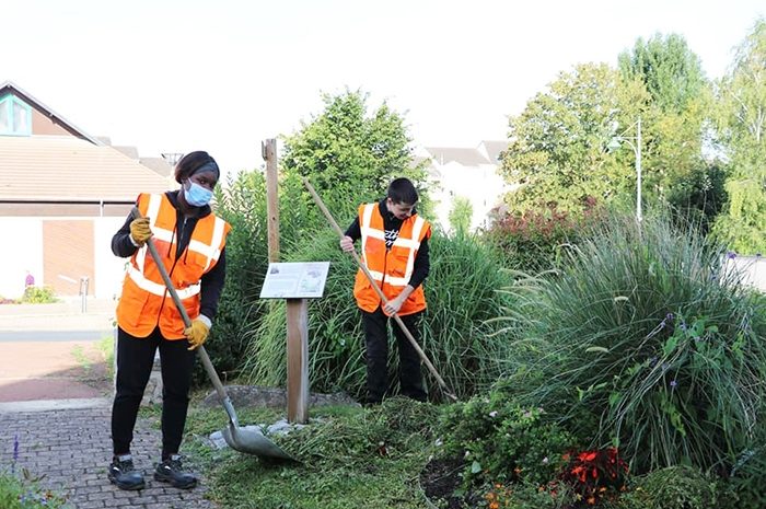 Othis ► Espaces verts entretenus, nettoyage des bâtiments :  les jobs d’été ont participé aux travaux communaux
