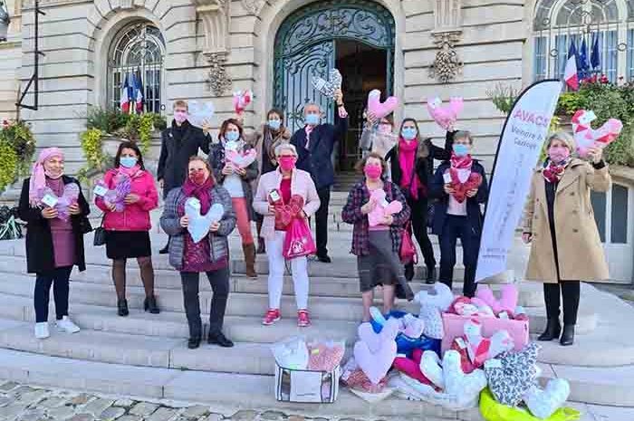 Meaux ► Lutte contre le cancer du sein : l’association Avacs reçoit des coussins en forme de cœur pour les malades