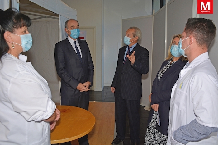 Lundi, entourant le docteur Christian Allard, le maire Jean-François Copé et la première adjointe, Emmanuelle Vielpeau, ainsi que deux responsables médicaux du centre