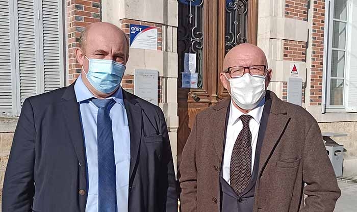 Bernard Corneille et Sébastien Dhom devant la mairie, en revenant du tribunal, lundi après-midi