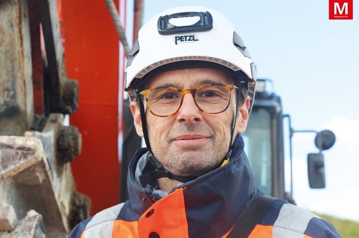 Sur les chantiers d’excavation ► ECT : Marc technicien-environnement, contrôle la terre avec minutie