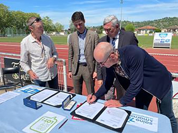 Mardi 10 mai à Cahors, Jean-François Parigi a signé une convention de partenariat avec Aurélien Pradié, député du Lot, des représentants de l’Aviron Cadurcien et du comité départemental d’athlétisme du Lot. ©Département de Seine-et-Marne