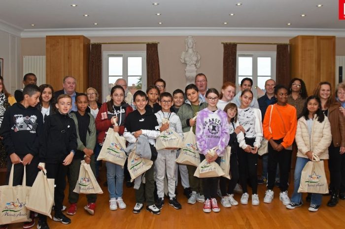 Le Mesnil-Amelot ► [Vidéo] Les nouveaux collégiens ont reçu chacun deux dictionnaires pour leur entrée en sixième 