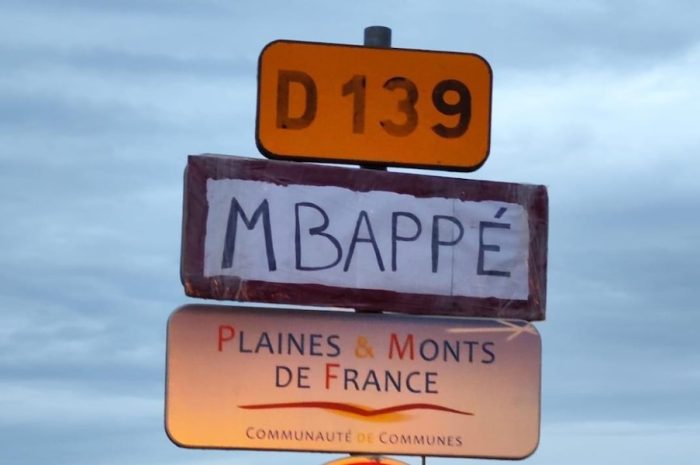 Messy ► Trait d&rsquo;humour : les panneaux d’entrée du village ont été rebaptisés « Mbappé » 
