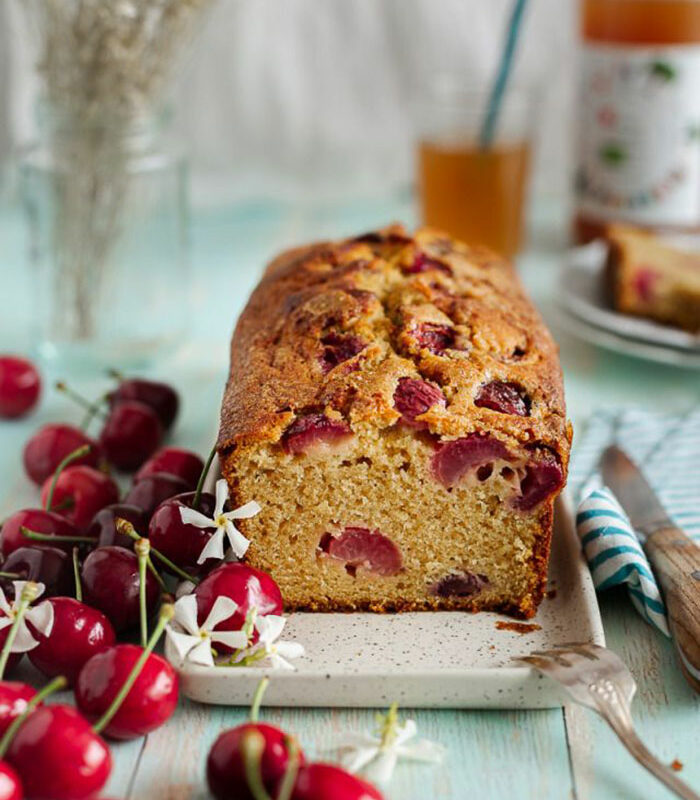 La recette du week-end - Cake aux cerises : la saison du fruit est courte alors on en profite