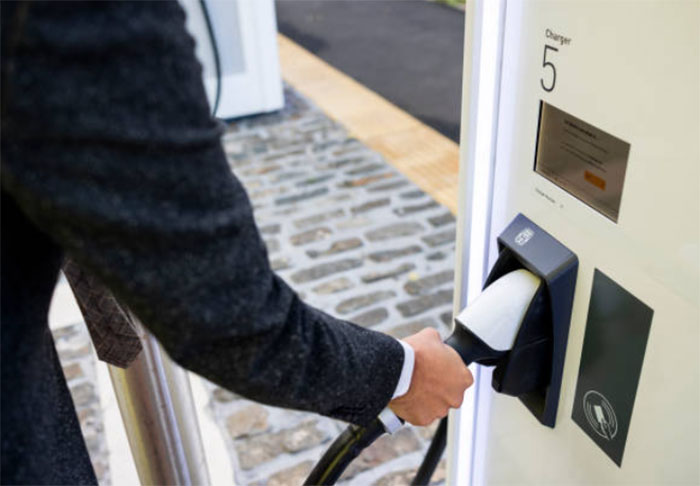 Electrique : Le gouvernement investit des centaines de millions d'euros dans le développement des bornes de recharge