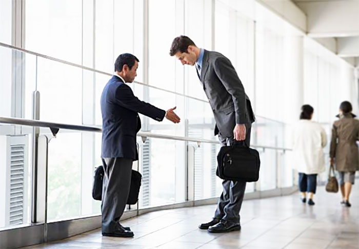 Enquête - Enlever ses chaussures, faire la bise, serrer la main, s'incliner... quelles sont vos bonnes manières ?