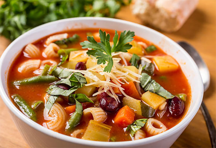 La recette du week-end - Le minestrone aux lardons, un repas complet et équilibré pour tenir au corps
