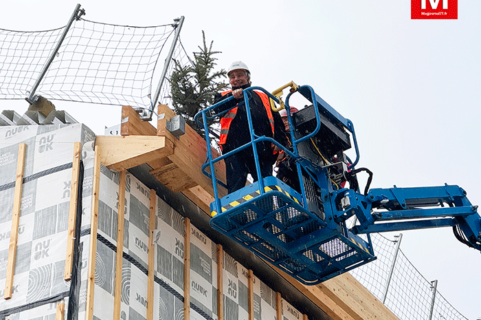 Charny ► [Vidéo] Tradition venue d’Alsace : le sapin accroché au fronton du gymnase en construction portera bonheur au bâtiment