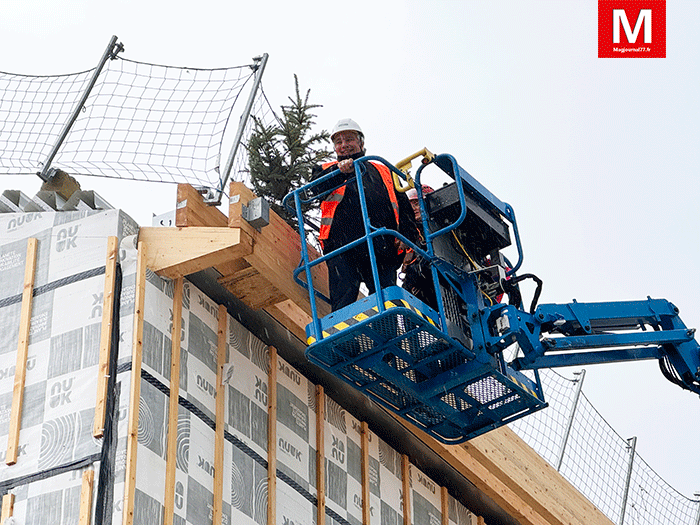 Charny [Vidéo] - Tradition venue d'Alsace : le sapin accroché au fronton du gymnase en construction portera bonheur au bâtiment