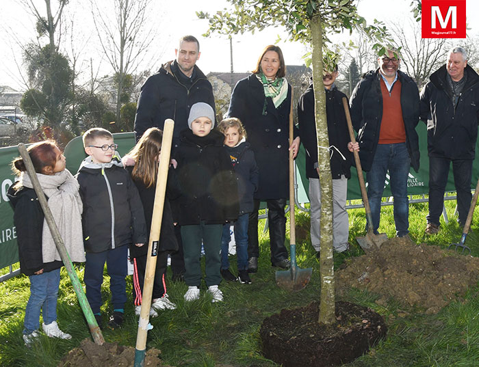 Mitry-Mory [Vidéo] - La Ville s'engage pour la compensation carbone et la biodiversité : première plantation
