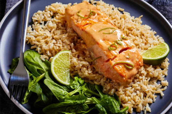 La recette du week-end ► Le wok de saumon aux épinards frais et riz sauvage : à la frontière du poke bowl