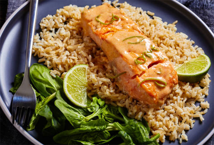 La recette du week-end - Le wok de saumon aux épinards frais et riz sauvage : à la frontière du poke bowl