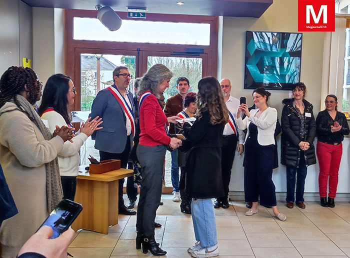 Villeparisis [Vidéo] - Citoyenneté : les jeunes majeurs ont reçu leur première carte d'électeur