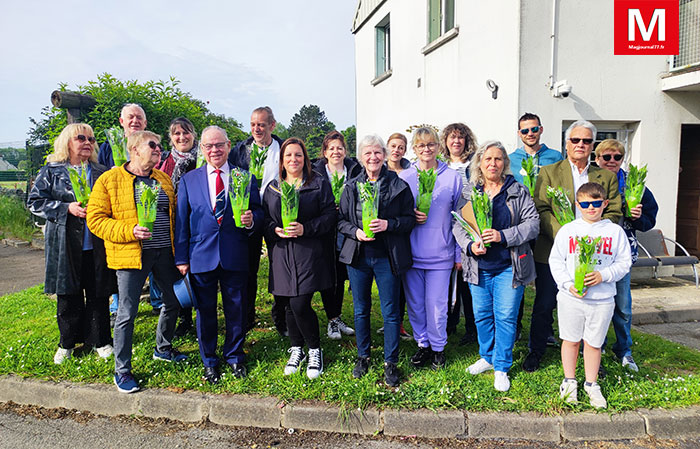 Croissy-Beaubourg [Vidéo] - Tradition : les élus de la commune ont distribué du muguet aux retraités
